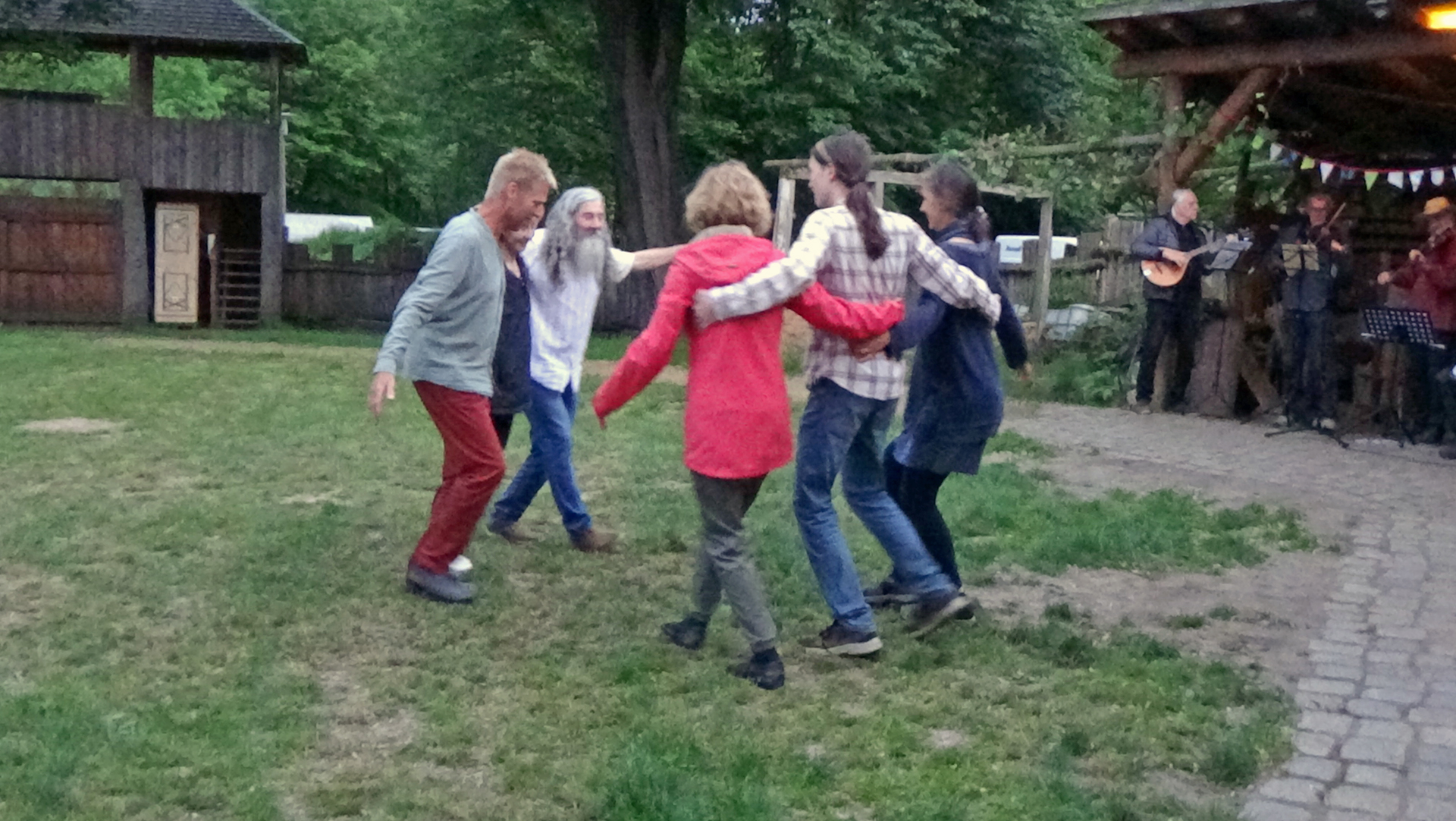 Tanzvolk tanzt im Historischen Dorf